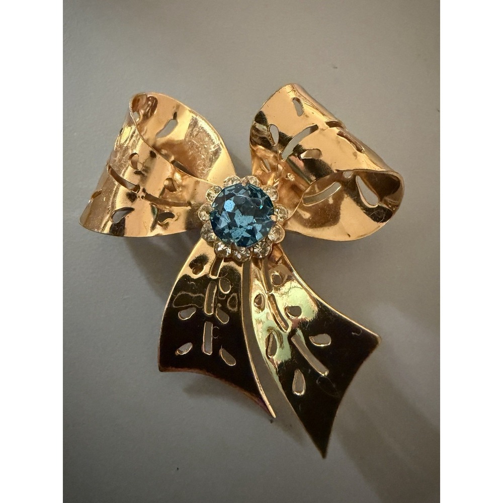 Vintage Large Dimensional Goldtone Cut-Out Ribbon Bow w Blue Rimmed in Clear